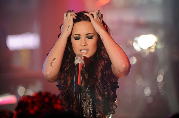 lookpurdy Demi Lovato in Mandalay MTV's NYE in NYC 2012 3